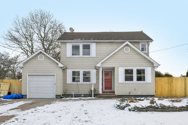 Attached, Exterior, Facade, Split Level