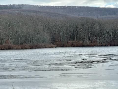 Exterior, Lake