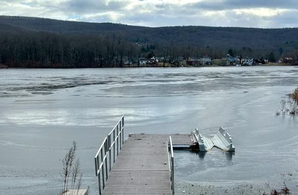 Exterior, Lake