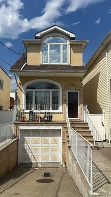 Attached, Exterior, Facade, Mediterranean