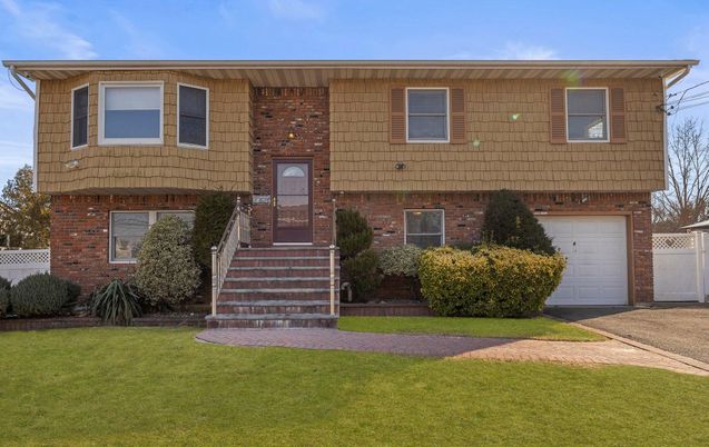 Attached, Exterior, Facade, Brick Facade, Raised Ranch