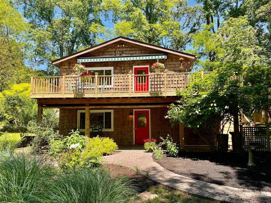 Exterior, Facade, Log Home