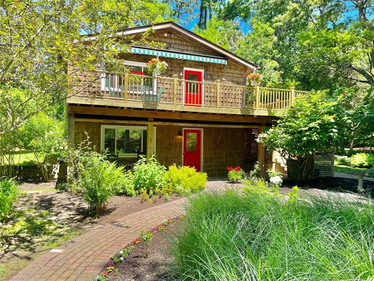 Exterior, Facade, Log Home