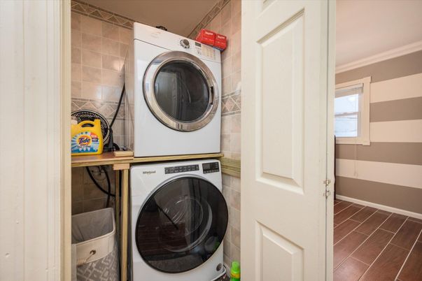 Interior, Utility Closets, Washer, Wood Texture Flooring