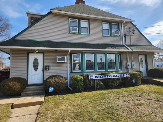 Exterior, Facade, American Foursquare