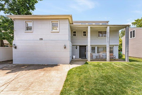 Exterior, Facade, Raised Ranch