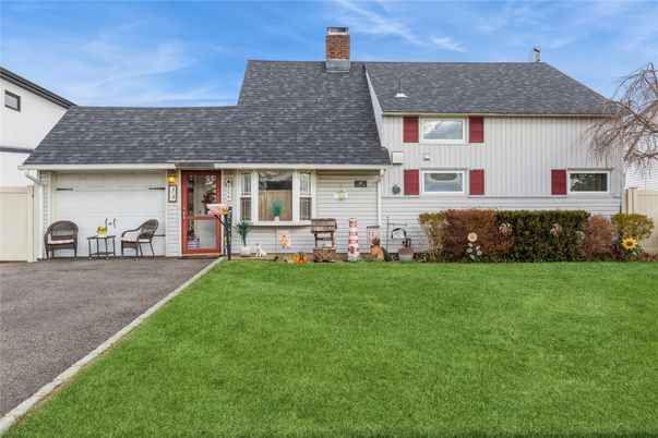 Attached, Exterior, Facade, Cape Cod