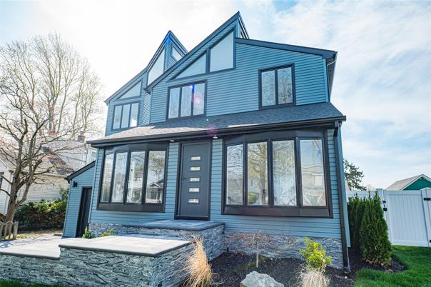 Exterior, Facade, Queen Anne Victorian