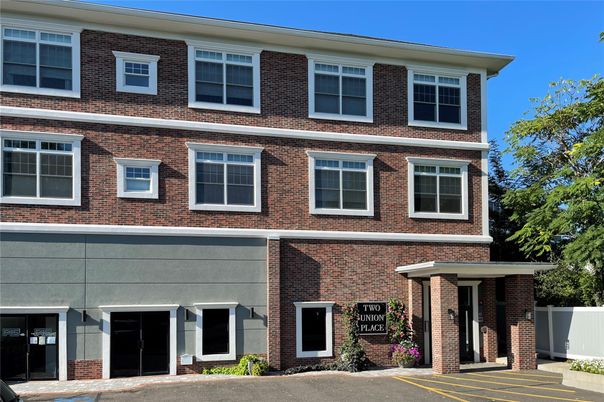 Exterior, Facade, Brick Facade, Georgian