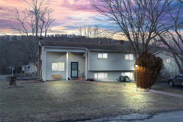 Exterior, Facade, Raised Ranch