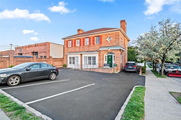 Exterior, Facade, Brick Facade, Rowhouse
