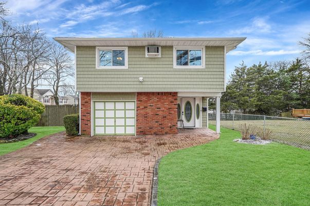 Attached, Exterior, Facade, Brick Facade, Raised Ranch