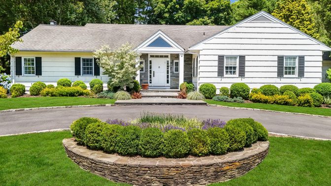 Exterior, Facade, Ranch