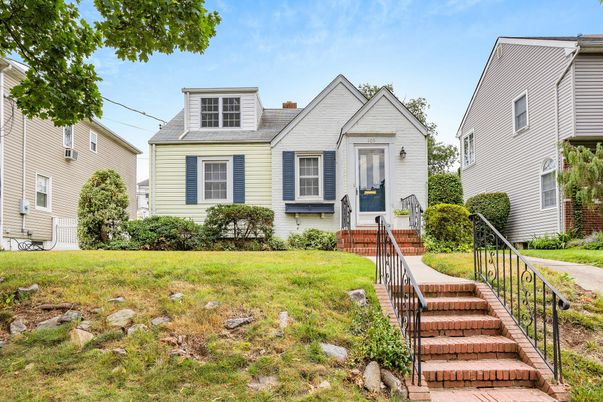 Exterior, Facade, Cape Cod