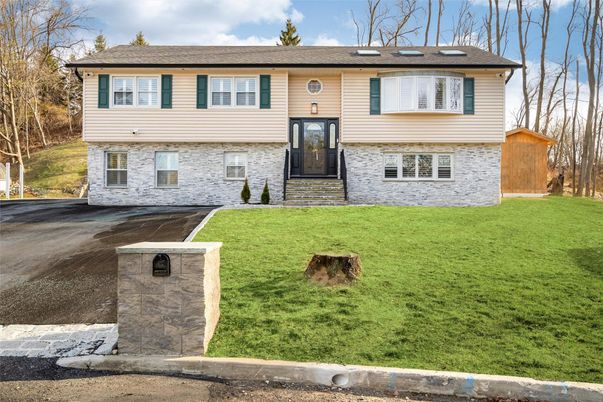 Exterior, Facade, Raised Ranch