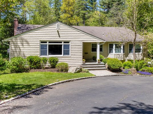 Exterior, Facade, Ranch