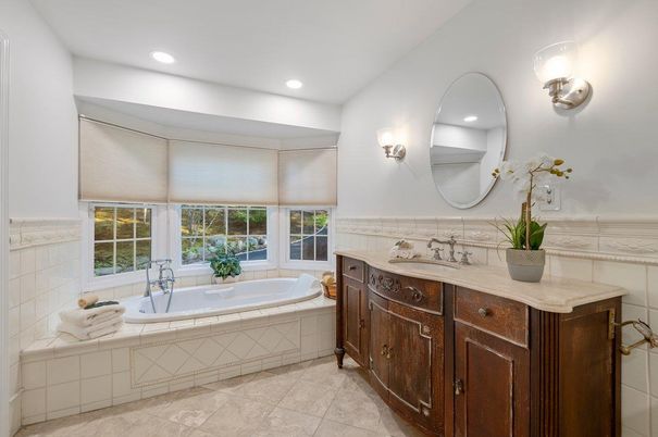 Bathroom, Dual Sink Vanities, Interior, Recessed Lighting