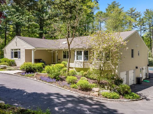 Exterior, Facade, Ranch