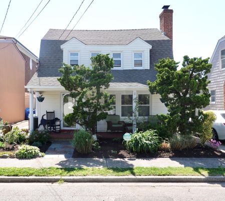Exterior, Facade, Queen Anne Victorian