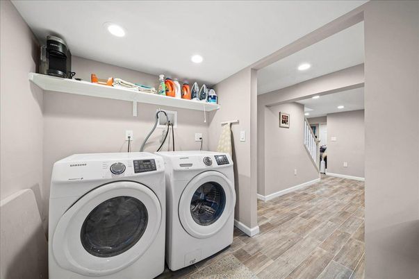 Interior, Recessed Lighting, Washer, Wood Texture Flooring