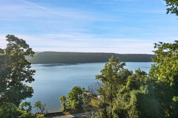 Exterior, Lake