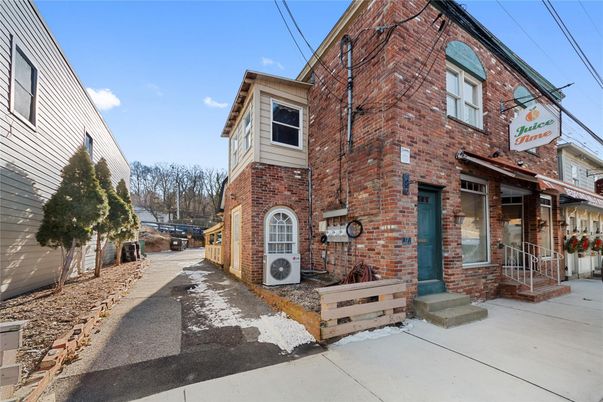 Exterior, Facade, Brick Facade, Rowhouse