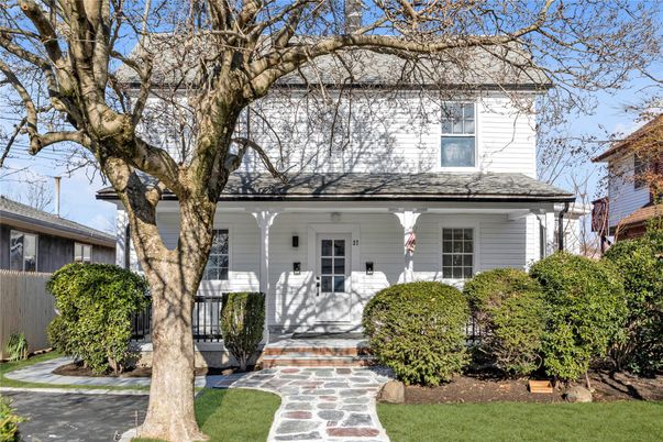 Exterior, Facade, American Foursquare