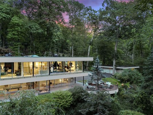 Backyard, Exterior, Facade, Modern