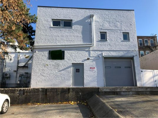 Exterior, Facade, Rowhouse