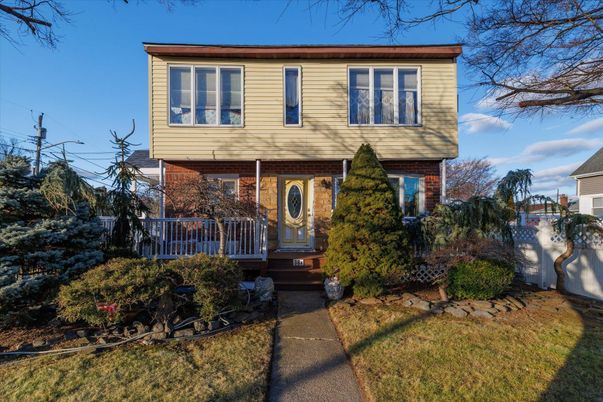 Exterior, Facade, Brick Facade, Raised Ranch