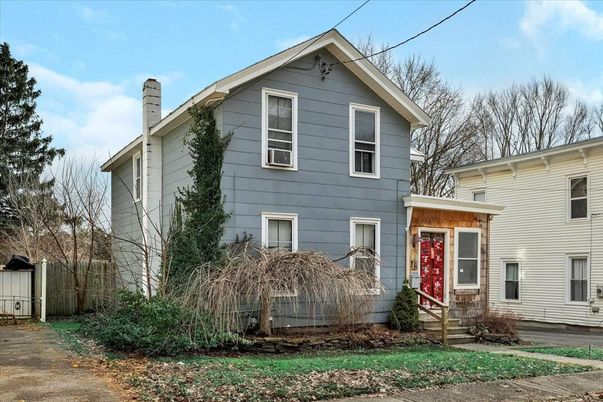Exterior, Facade, American Foursquare