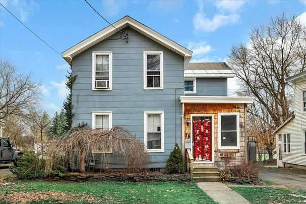 Exterior, Facade, American Foursquare