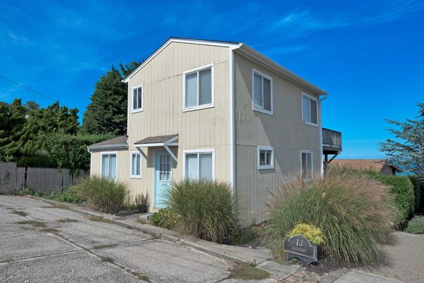 Exterior, Facade, Modern
