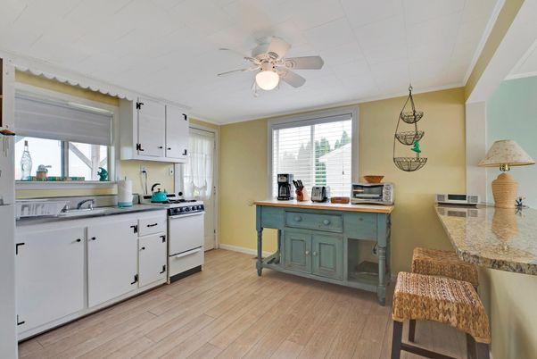 Interior, Kitchen, Pendant Lights, Wood Texture Flooring