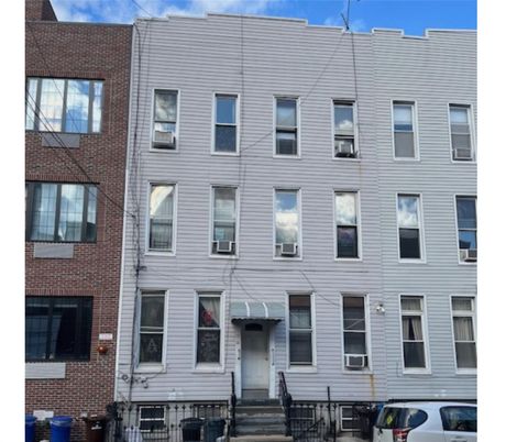 Exterior, Facade, Brick Facade, Rowhouse