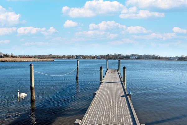 Exterior, Lake