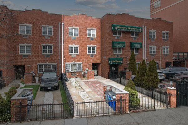 Exterior, Facade, Brick Facade, Rowhouse