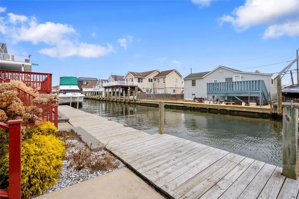 Exterior, Lake