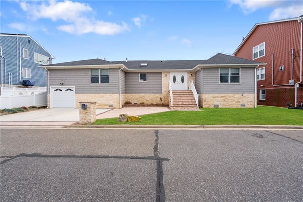 Attached, Exterior, Facade, Cape Cod