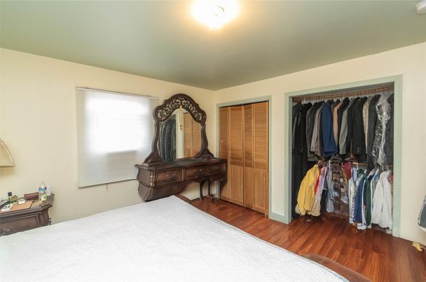 Bedroom, Interior, Walk-in Closets, Wood Texture Flooring