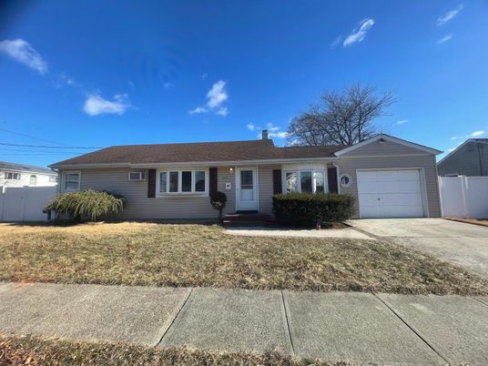 Attached, Exterior, Facade, Ranch