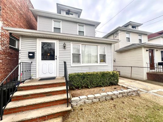 Exterior, Facade, Brick Facade, American Foursquare