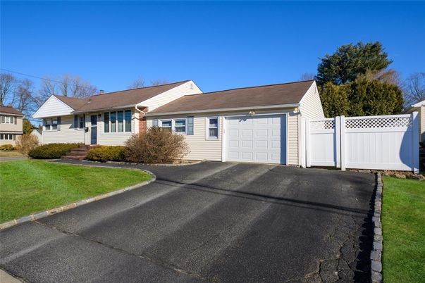 Attached, Exterior, Facade, Cape Cod
