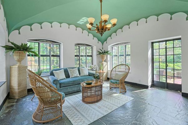 Chandelier, Interior, Living room