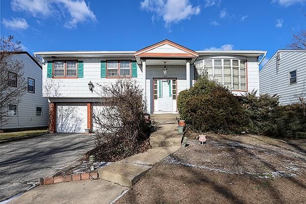 Attached, Exterior, Facade, Raised Ranch