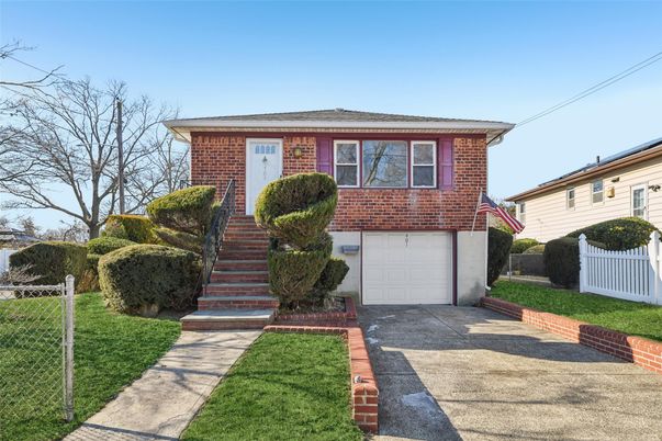 Attached, Exterior, Facade, Brick Facade, Split Level