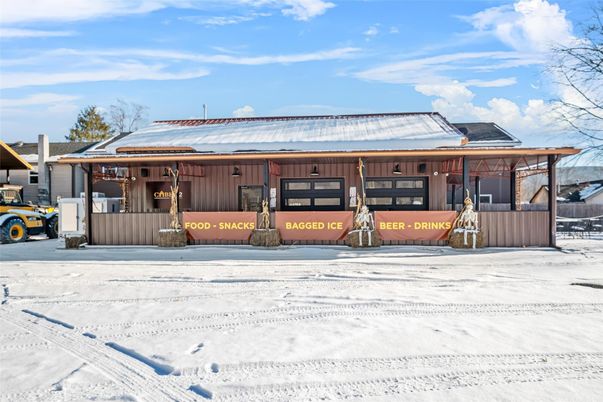 Exterior, Facade, Log Home