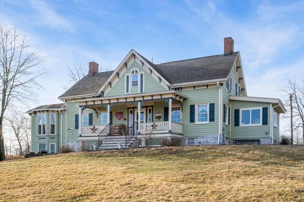 Exterior, Facade, Queen Anne Victorian