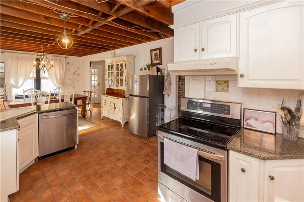 Chandelier, Dining room, Interior, Kitchen, Stainless Steel Appliances, Wooden Beams, Wooden Ceilings