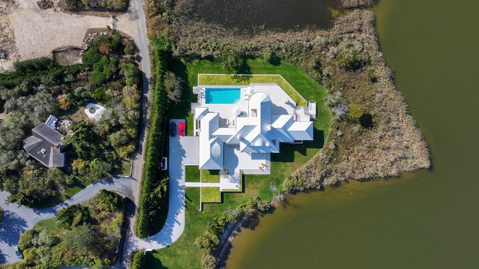 Exterior, Drone